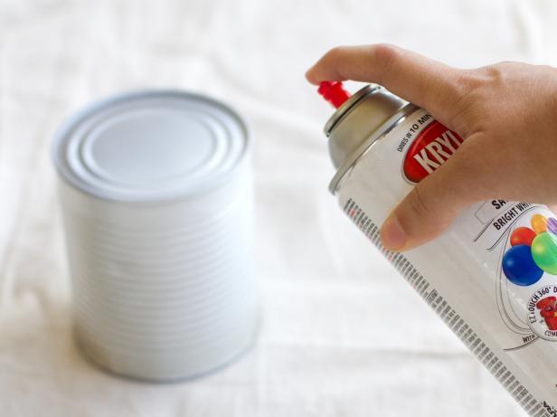idé hur man målar plåtburk, vit sprayfärg för att anpassa plåtburkar