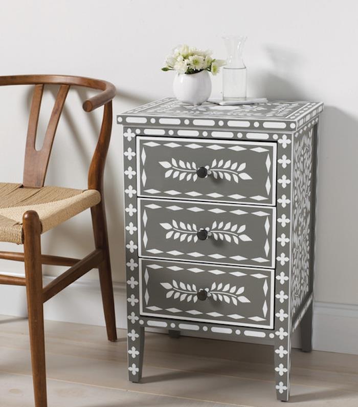 odkladací stolík, úložná skrinka v šedej farbe s kvetinovými vzormi nakreslenými šablónou, biela farba, príklad upravenej skrinky