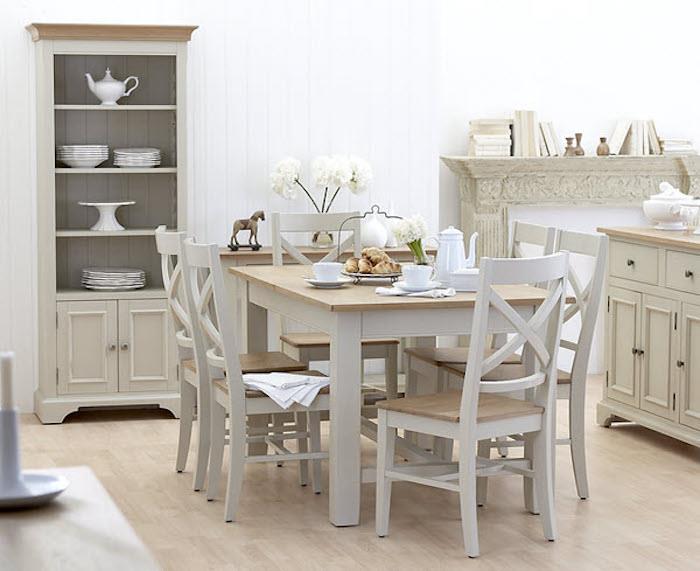Jedálenský stôl a stoličky, nábytok v rustikálnom štýle v taupe, sivej a drevenej farbe, farba na drevený nábytok, prispôsobenie dreveného nábytku, premena starého nábytku na moderný