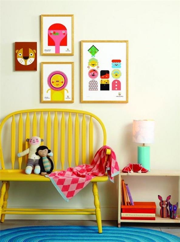 prispôsobiť skrinku zo žltej farby, prelakovanú lavicu v detskej izbe, modrý koberec, nástennú výzdobu rámov, hračky