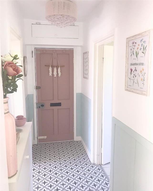 måla en hall två väggfärger i vitt och pastellfärgad en dörr i askros