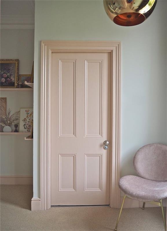 måla en dörr i neutral beige färg på en ljus resedavägg en läderstol bredvid