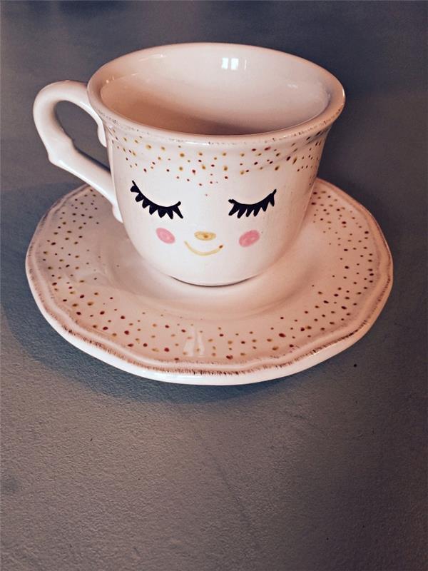 prispôsobený hrnček na kávu s roztomilou kresbou na tvár, vlastnoručný nápad prispôsobiť si porcelánový riad