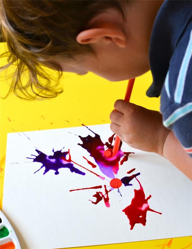 abstrakt målning med sugrör målning aktivitet för 4 till 5 år gammal kreativ manuell aktivitet idé liten sektion