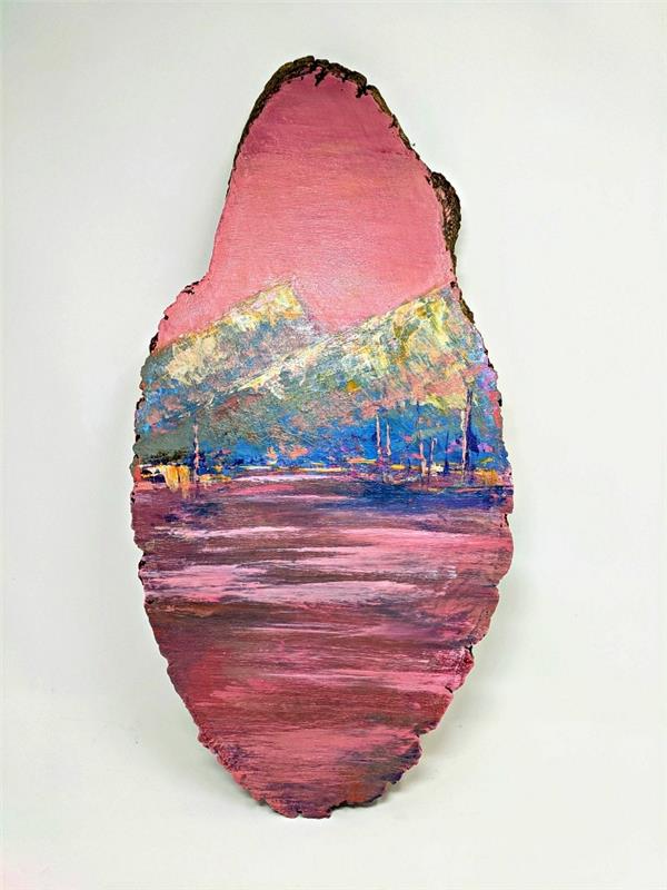 landskap akrylmålning på trä i rosa och blått, landskapsbåtar vid solnedgången gjorda på en skiva trä stock