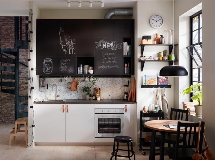 myšlienka malej otvorenej kuchyne v priemyselnom štýle, dlhá dekorácia kuchyne s malým jedálenským stolom a veľkým oknom