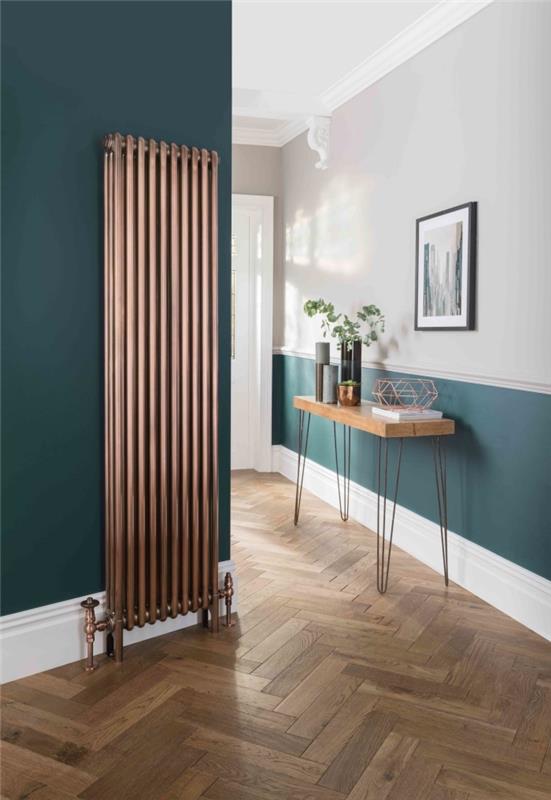 ankan blå färg på botten av väggen och den intilliggande väggen kombineras med trä och radiator i kopparfinish för att ge en touch av elegans till korridoren