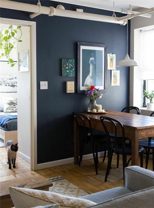kačacia modrá farba modrá kuchyňa, dekorácia kačacia modrá, maľovaná stena zdobená 5 malými obrazmi a veľkým predstavujúcim husi