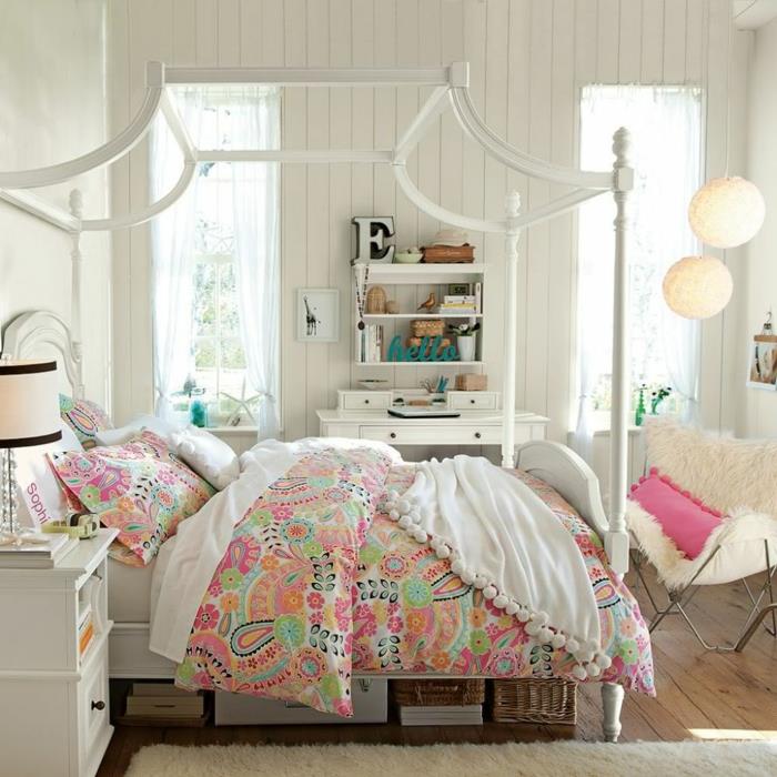 modern dekoration för vuxna sovrum, lakan i glada färger, vit väggbeklädnad, vit hylla, mysig vit stol