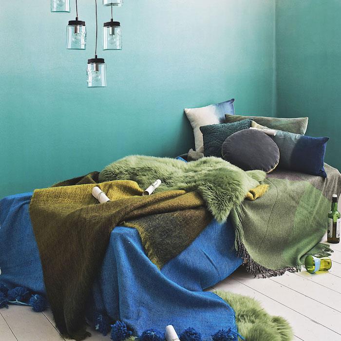 farba spálne pre dospelých, biela a zelená maľovaná stena, tieňovaný efekt, zelená a modrá posteľná bielizeň, sklenená lampa a svetlé parkety pre prímorskú atmosféru