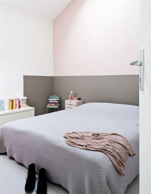 طلاء جدران غرفة النوم باللونين الرمادي والوردي فكرة ملونة ، غطاء سرير رمادي فاتح ، كتب مرتبة على الرف الأبيض