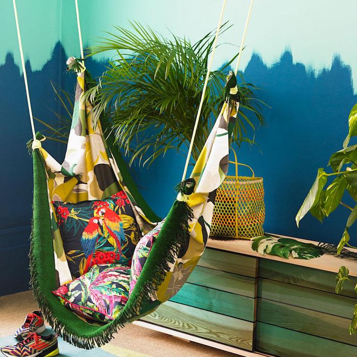 modrá a zelená farba, spálňa pre dospelých, maľba, dekoratívna palma, farebná hojdacia sieť, duch tropickej džungle, exotický interiér