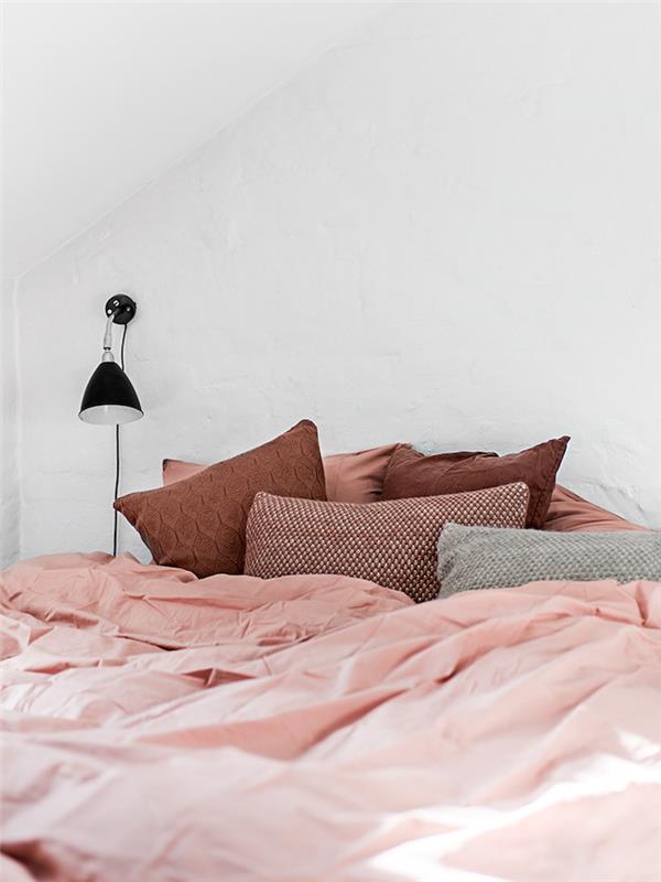 idé hur du ska dekorera din säng, mysig atmosfär i sovrummet, dekorativa kuddar i brunt