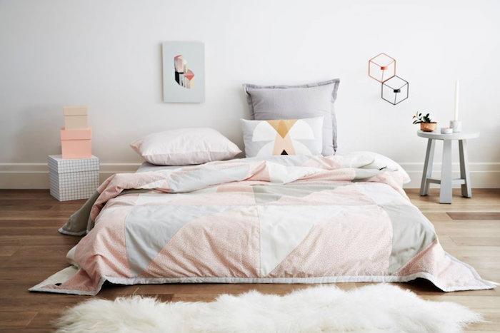 tips för att kombinera pastellrosa i inredningen, låg säng med rosa och grå filt, vit fuskpälsmatta