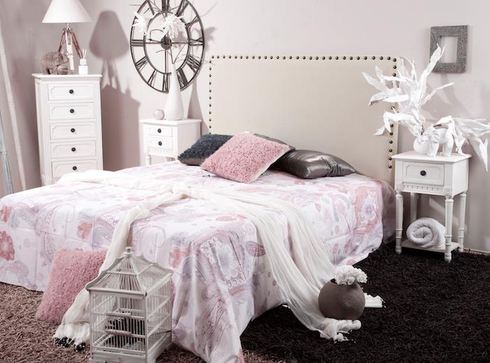 heminredning, vita slöjor på sängen, överdrag med spetsar och rosa blommönster, vit sänglampa