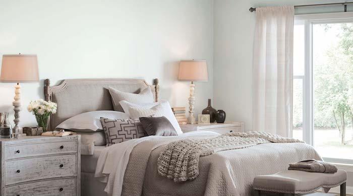 svetlo zelená výzdoba spálne pre dospelých, sivá a biela posteľná bielizeň a posteľná bielizeň, komoda z dreveného patina, tradičný štýl