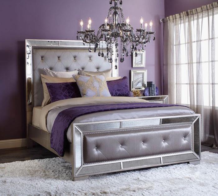 gýčová sivá posteľná fotka, fialová výzdoba spálne v retro štýle, vymaľovanie miestnosti na purpurovú