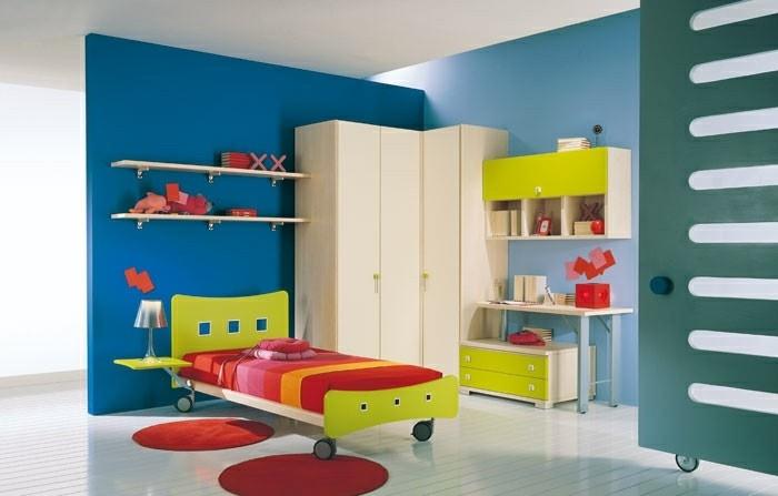 maľba-detská izba-v-modro-bielej-posteli-na-kolieskach-písací stôl-biela-skrinka
