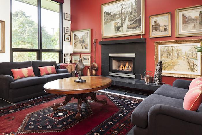 obývacia izba s koralovo červenými stenami a čiernym nábytkom