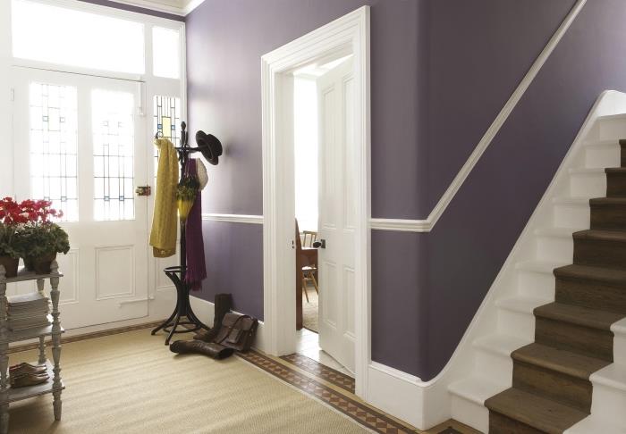 en vacker kombination av mjuk mauve, vit och träfärg för en klassisk och elegant entré, elegant och feminin entrédekoration