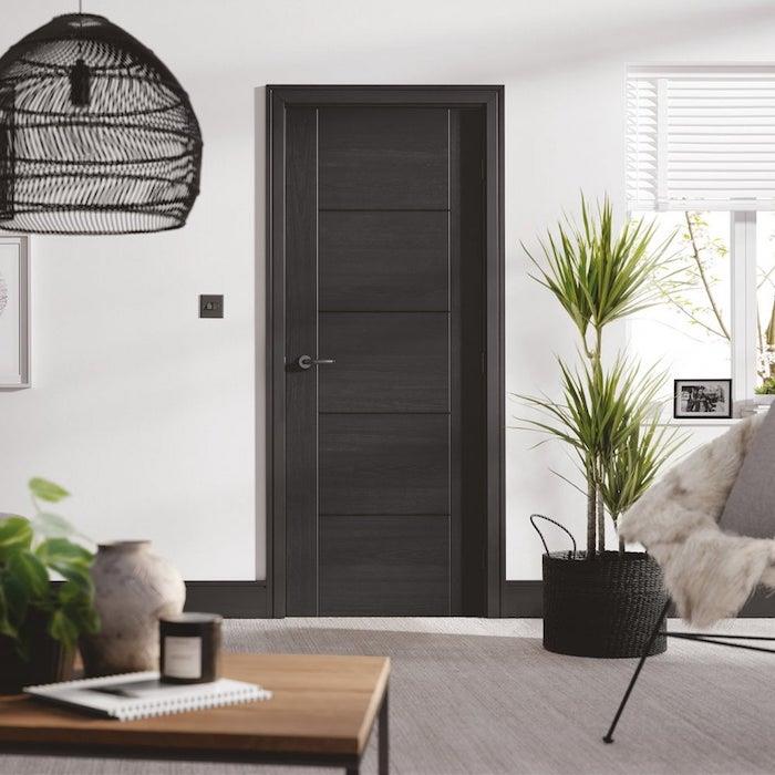måla hall och dörrar i svartvitt minimalistisk stil med gröna växter