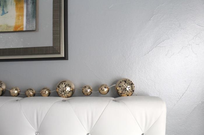 rozloženie spálne pre dospelých so sivými stenami, aká farba pre modernú spálňu, sivý metalický efektový povlak