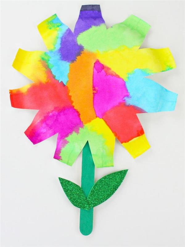 måla lätt att göra målningsaktivitetsidé för 4 till 5 åringar blomma i en tallrik oljat papper och stjälk av en glasspinne