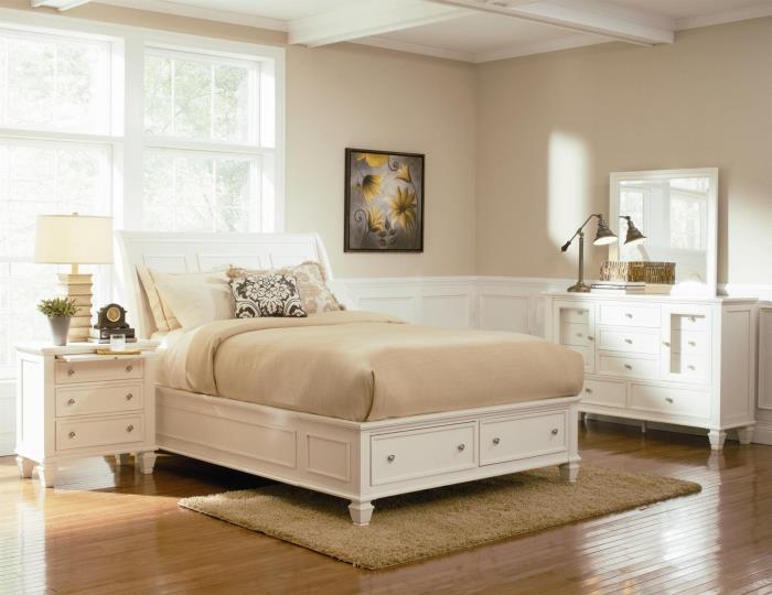 inredning i vitt och beige sovrum med stora rutiga fönster och beige färgväggar
