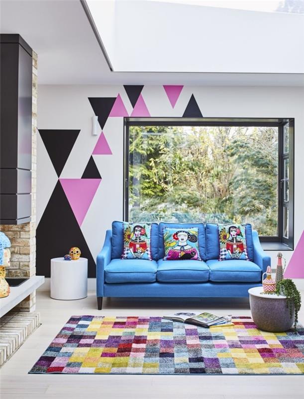 geometrický obraz obývacia izba koberec vzor dlažba viacfarebná sedačka modrá stolná kaviareň betónové trojuholníkové tvary ružová maľba