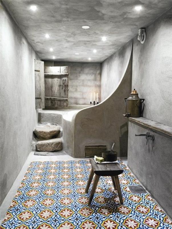 perleťovo šedá kúpeľňová farba typu hammam s farebnými mozaikovými dlaždicami svetlých odtieňov jemného stropu
