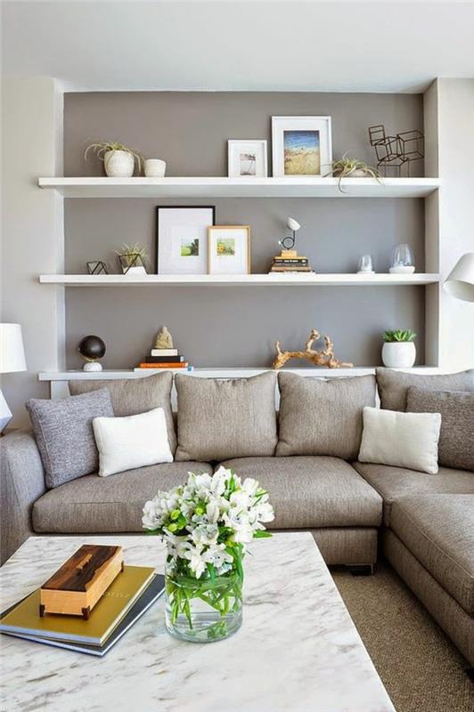 perlovo šedá v obývačke s bielymi poličkami s mini obrazmi s nízkym mramorovým stolom