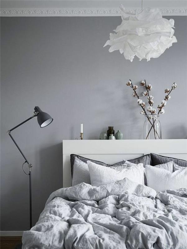perlová sivá spálňová posteľ s vankúšmi v bielej a šedej farbe s bielym kartónovým svietidlom v voláni
