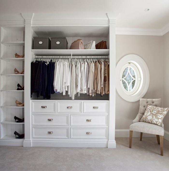 طلاء ملون سلسلة في غرفة نوم بسيطة ، خزانة ملابس مفتوحة مع أدراج وتخزين أحذية ، كرسي رمادي