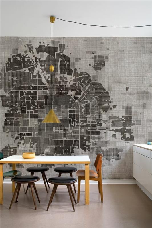 pärlgrått kök med en ljust trä ladugård nyans och en vägg rik på nyanser av grått stadskarta mönster