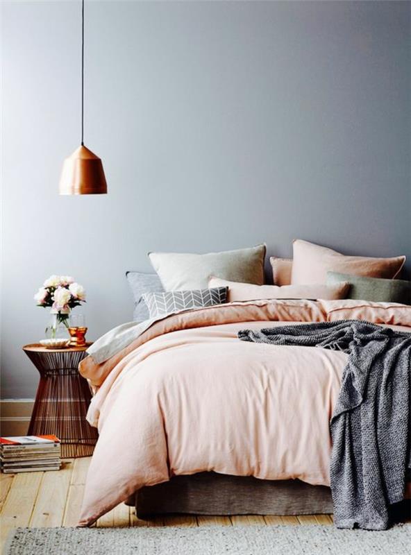 pärlgrått sovrumshängslampa med metalliska reflexer färgade sängfiltar och kuddar