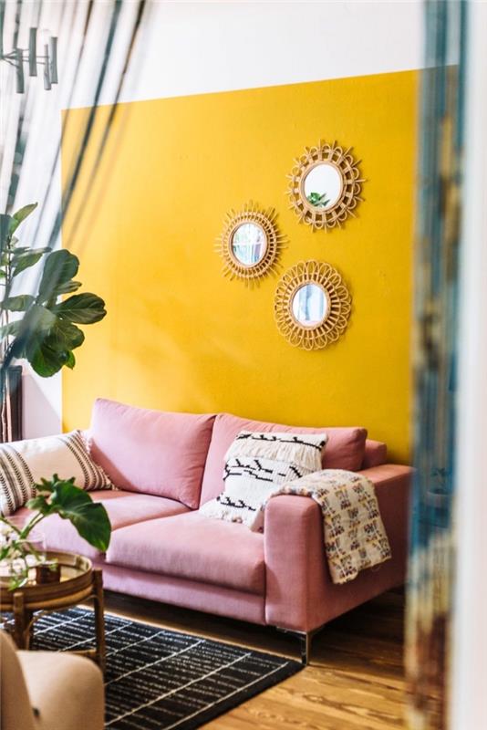 aká farba na steny v bohémskej elegantnej obývačke, dvojfarebná biela a horčicovožltá dizajnová stena, ružový model pohovky
