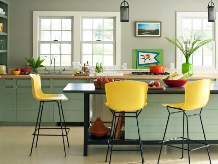 måla om köksskåp, ommålade gula stolar, centralö och mintgrönt köksfront, träbänkskiva, original hängande lampor