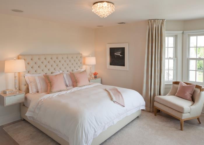pastellrosa färger i sovrum för vuxna med rutigt fönster och läshörna med fönsterfåtölj