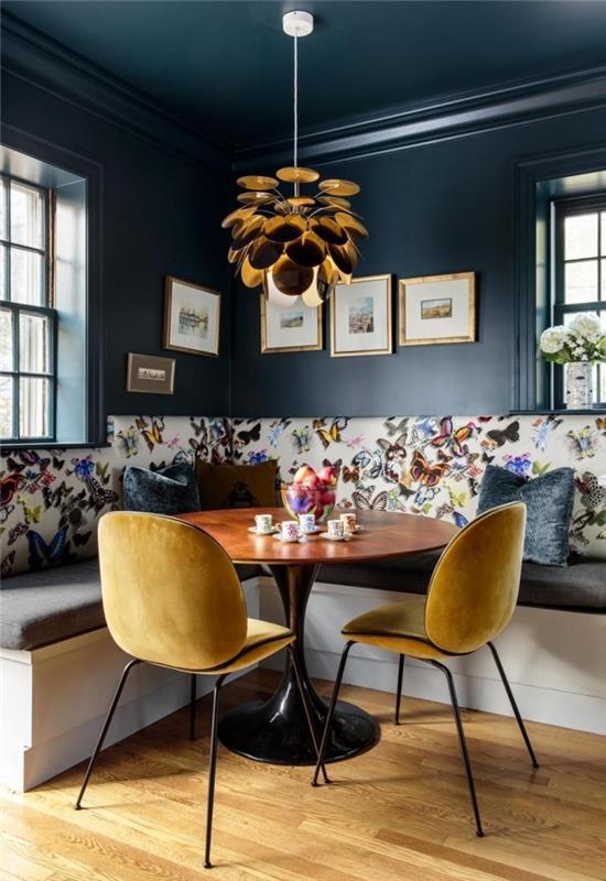 metallstol med okerfärgat säte, mörk färg för väggar i vardagsrum eller vardagsrum, hänglampa guldfinish