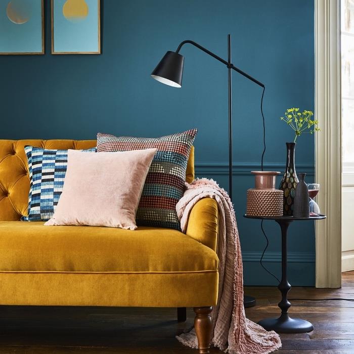 horčicovo žltý zamatový sedací model s gombíkom na chrbte, predstavte si, akú farbu spojiť s tmavomodrou v obývačke