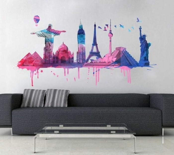 abstrakt New York -landskap i rosa och blått, modern antracitgrå soffa, randiga kuddar