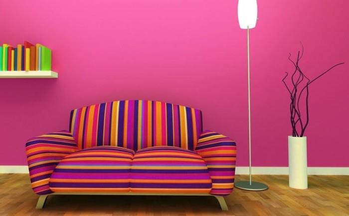 färgpalett, vardagsrum med mörkrosa målade väggar, randig soffa i lila gult och blått, vit vas med torkade blommor