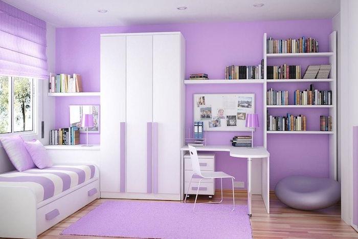 ružová a biela detská izba zdobiaca fialovú levanduľovú detskú izbu
