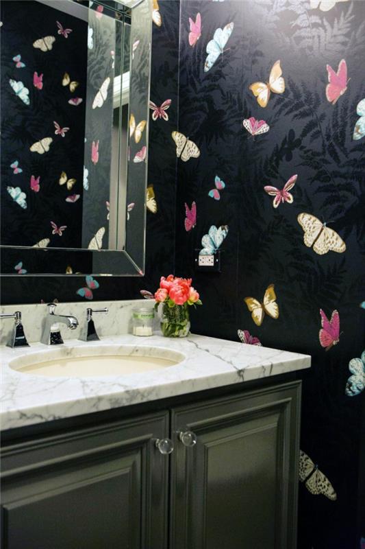 čierna farba na stenu, kvetinové vzory a motýle, umývadlo pod podlahu, akrylové zrkadlo