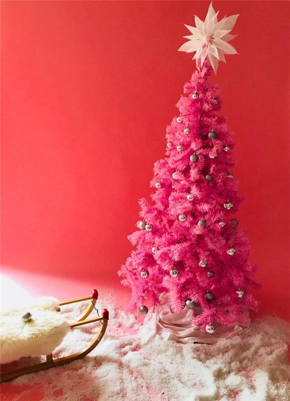 Julgransdekorationsidé för ett litet flickrum med ett konstgjort julgran med rosa grenar och rosenguldprydnader