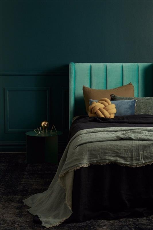 kromgrön färg i ett sovrum, sovrumsinredning för vuxna med mörka väggar, jordnära färgtillbehör senapgul kudde