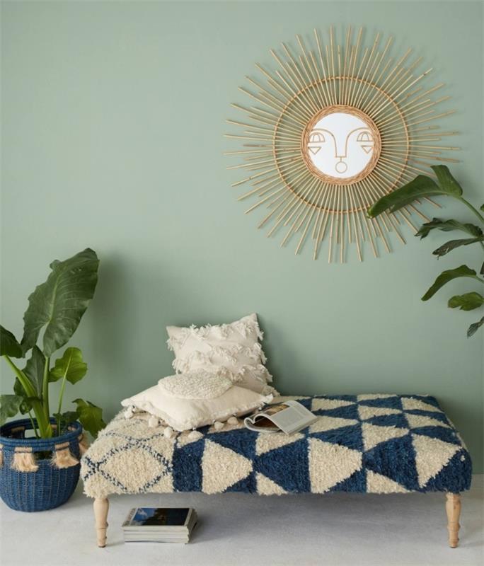 زخرفة الجدار مع مرآة الشمس من الروطان من جوستينا بلاكيني ، فكرة عش القراءة الشرنقة مع مقعد خشبي وإكسسوارات باللون البيج والأزرق الداكن