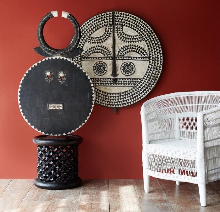 predmety na výzdobu interiéru v africkom štýle, nápad, ako zariadiť izbu červenými stenami s africkými prvkami