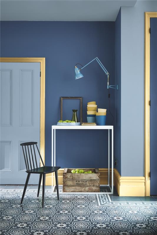 korridor dekoration i nyanser av blått vinylgolv imitation cementplattor, touch av guldgult på ramen och golvlister