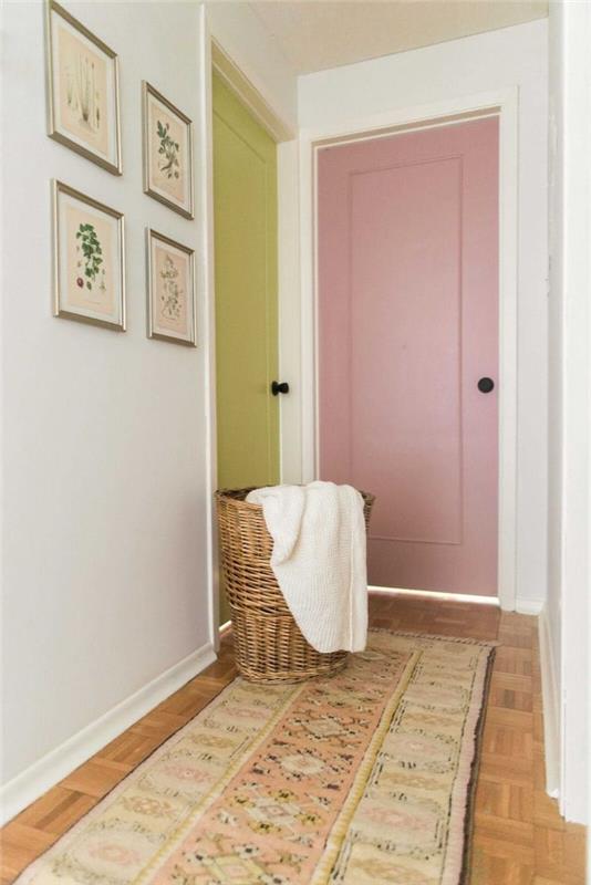 innerdörr målar två dörrar i en hall i pastellrosa och grön färg en vävd huva på golvet
